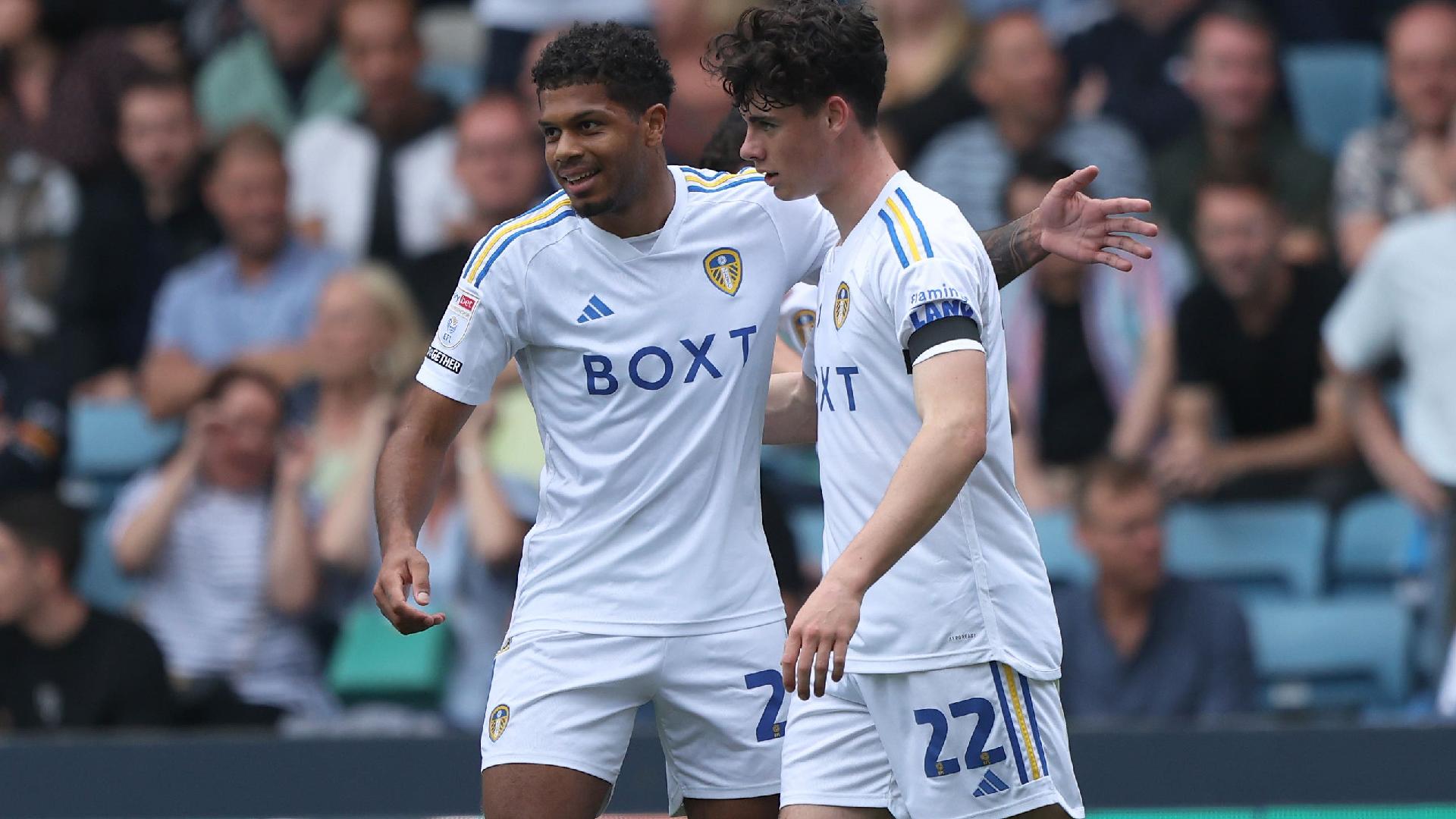 Joel Piroe of Leeds United and Billy Mitchell of Millwall during the  News Photo - Getty Images