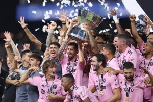Inter Miami Team lifting the cup