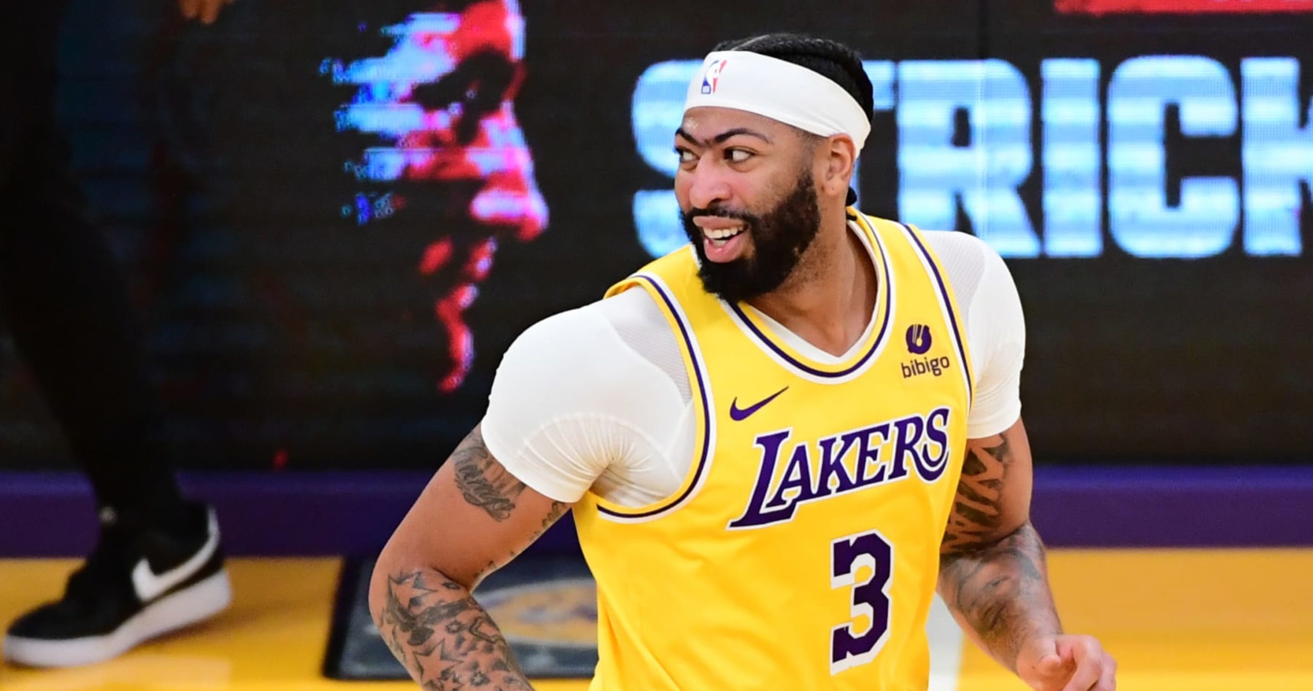 Anthony Davis’ Near Triple-Double Excites NBA Fans as LeBron, Lakers Beat Luka, Mavs