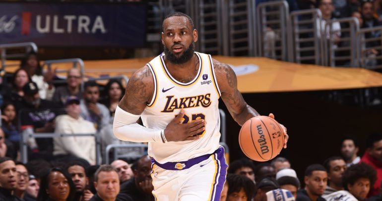 Lakers’ LeBron James, D’Angelo Russell Thrill NBA Fans in Win Over Trail Blazers