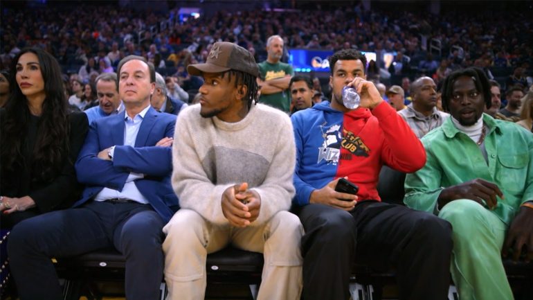 49ers receive standing ovation as stars sit courtside for Dubs-76ers