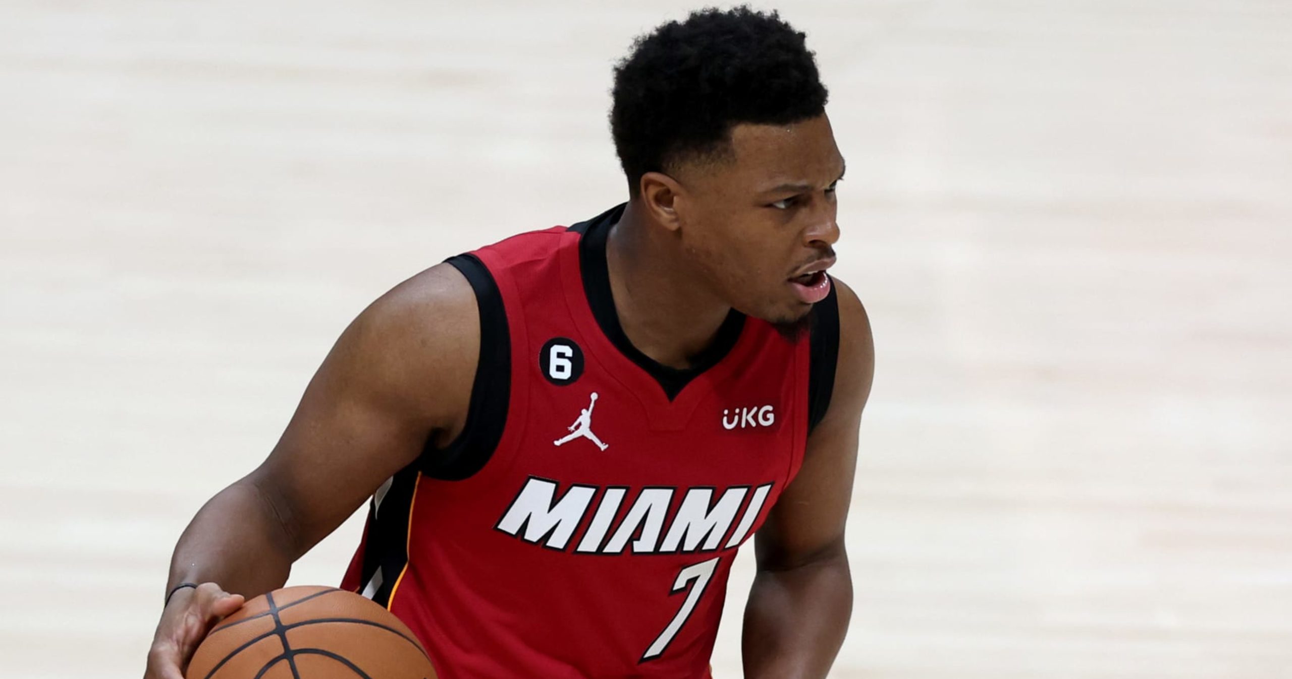 Kyle Lowry, 76ers Agree to $2.8M Contract After Hornets Buyout Post-Trade Deadline