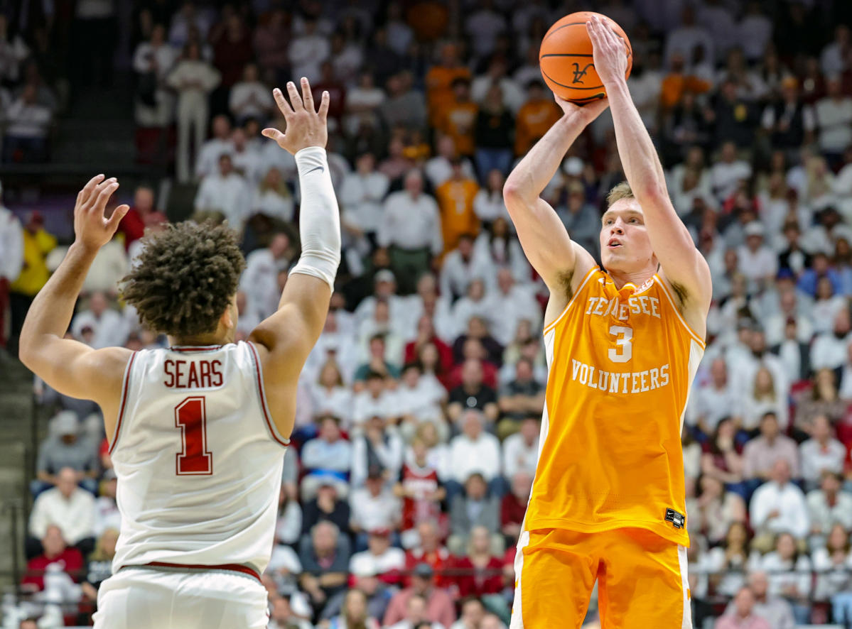 Dalton Knecht, No. 4 Tennessee fend off No. 14 Alabama to take solo lead in SEC