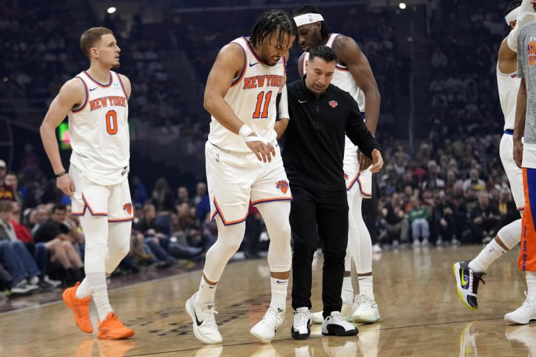 Knicks star Jalen Brunson helped off court with non-contact knee injury in win over Cavaliers