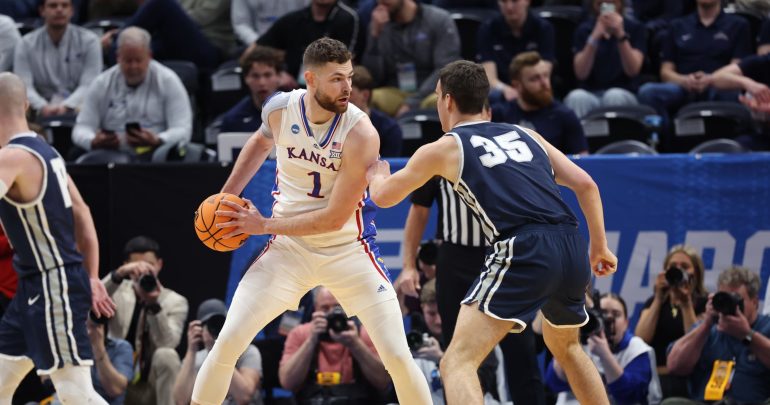 Kansas’ Hunter Dickinson Applauded by Fans in March Madness Win amid McCullar Injury