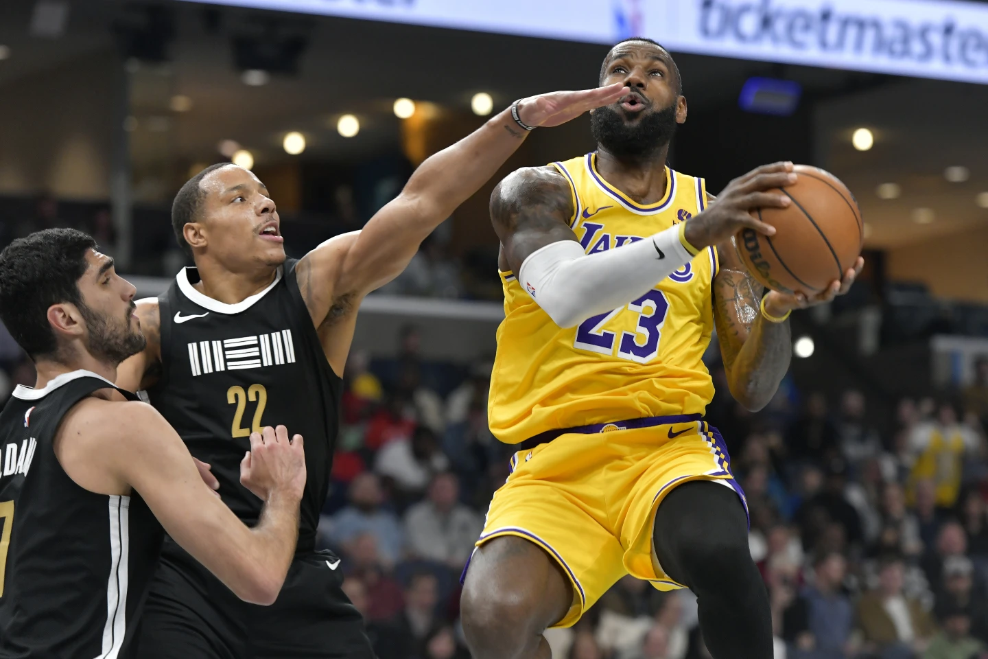 LeBron James records a triple-double as Los Angeles Lakers defeat Memphis Grizzlies, 136-124