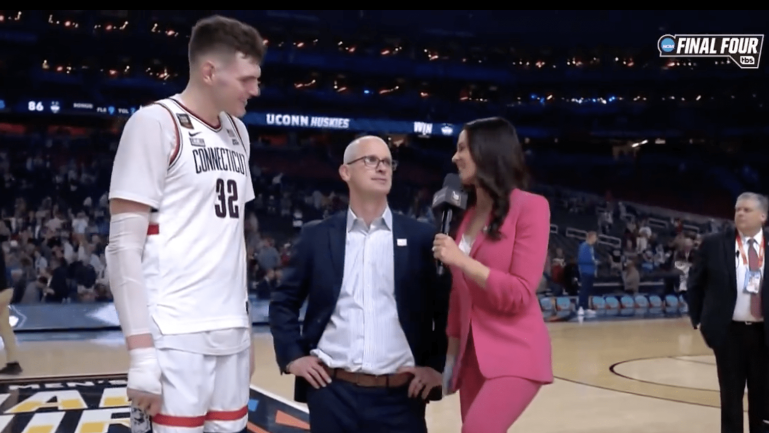 Tracy Wolfson Hilariously Broke Out a Ladder for Postgame Interview With UConn’s Donovan Clingan