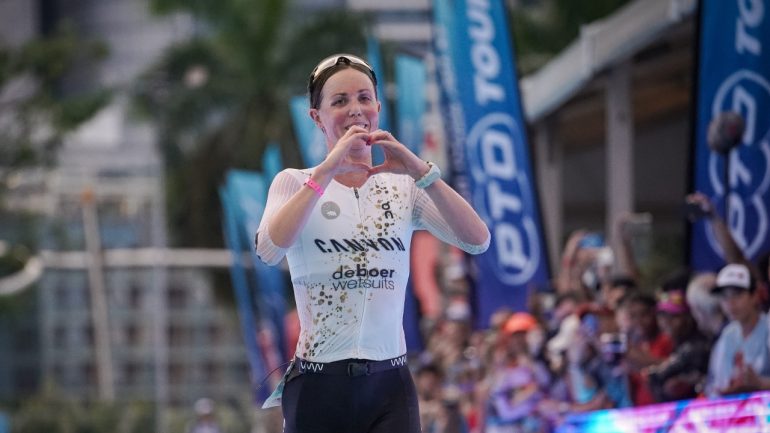Former IRONMAN World Champ Chelsea Sodaro makes an early exit at Singapore T100