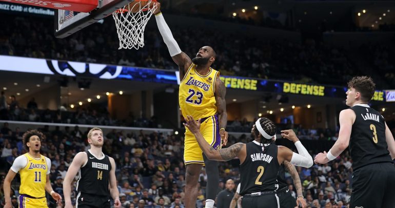 Lakers Trolled by NBA Fans for Needing Dominant LeBron, Davis Games to Beat Grizzlies