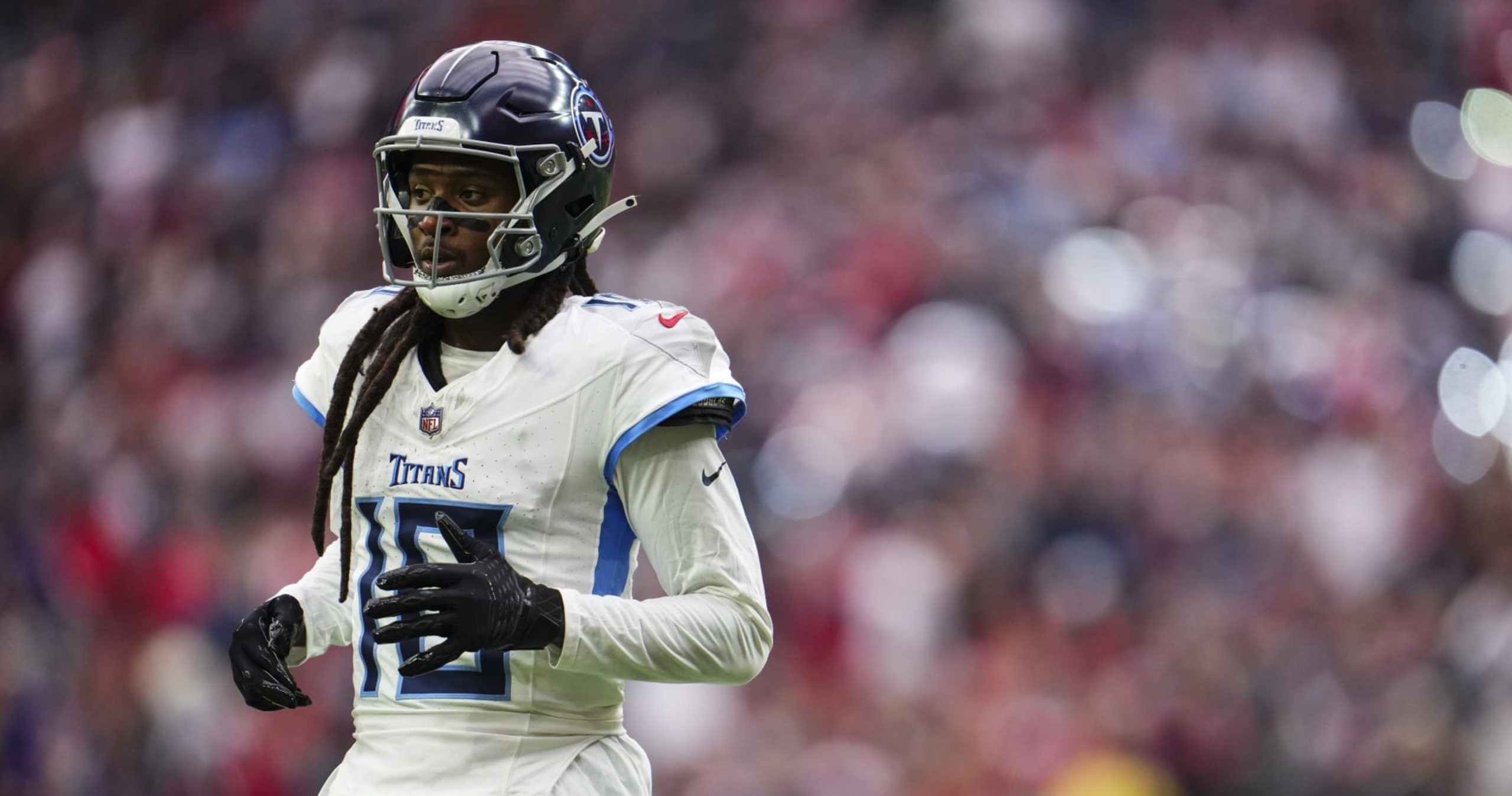 Titans’ DeAndre Hopkins Avoids Surgery on Knee Injury; Will Miss ‘Several Weeks’