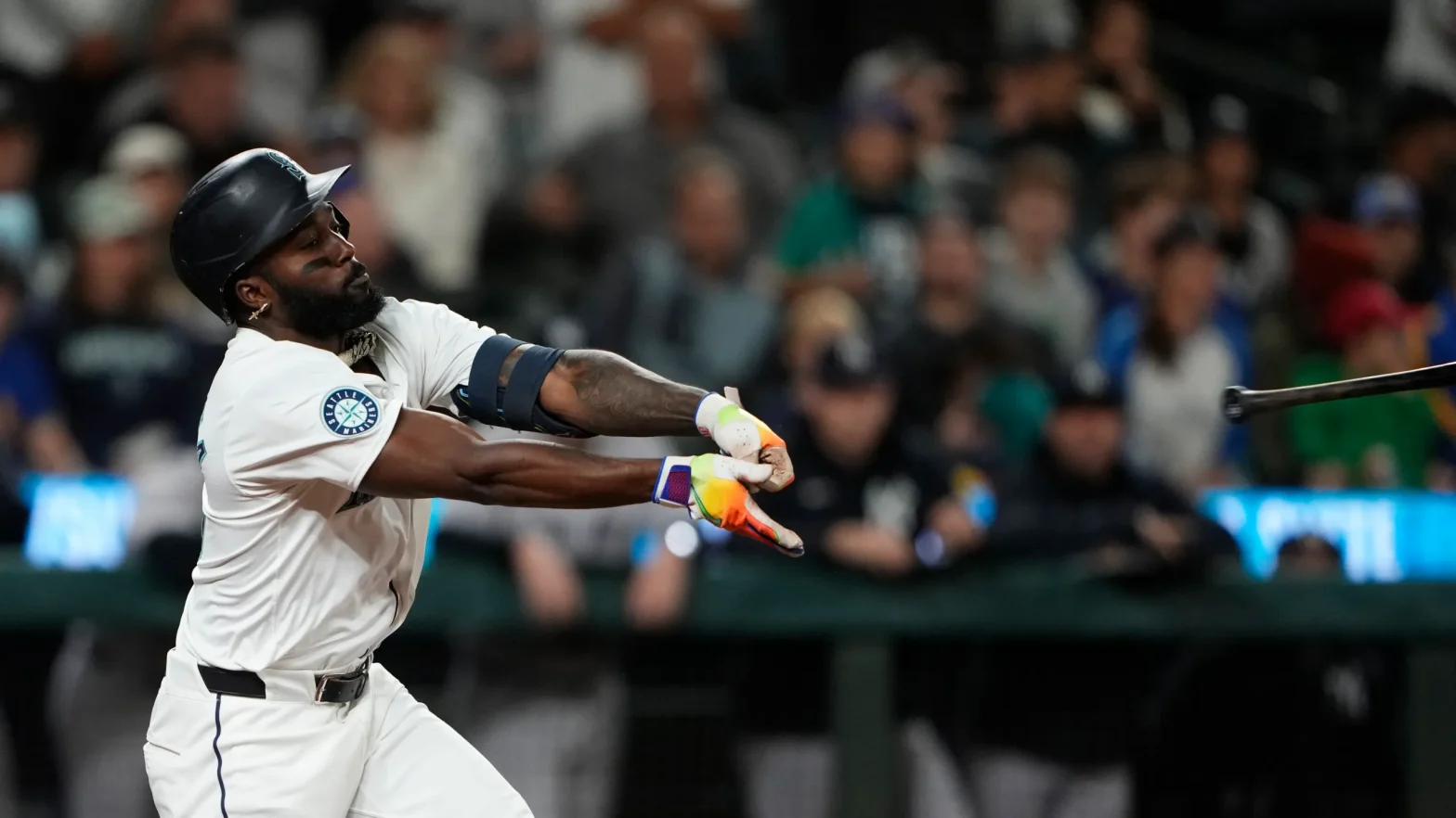 Mariners’ Playoff Hopes Diminish After Bizarre Loss to Yankees with Flying Bat Incident