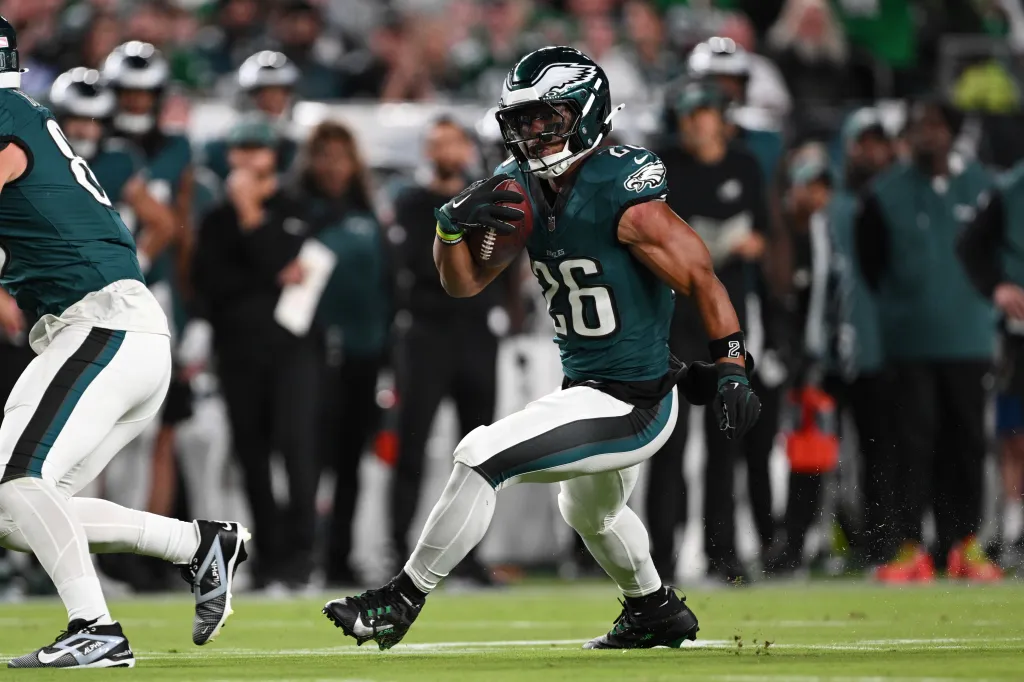 Saquon Barkley’s Late Drop Costs Eagles in 22-21 Loss to Falcons in Home Opener