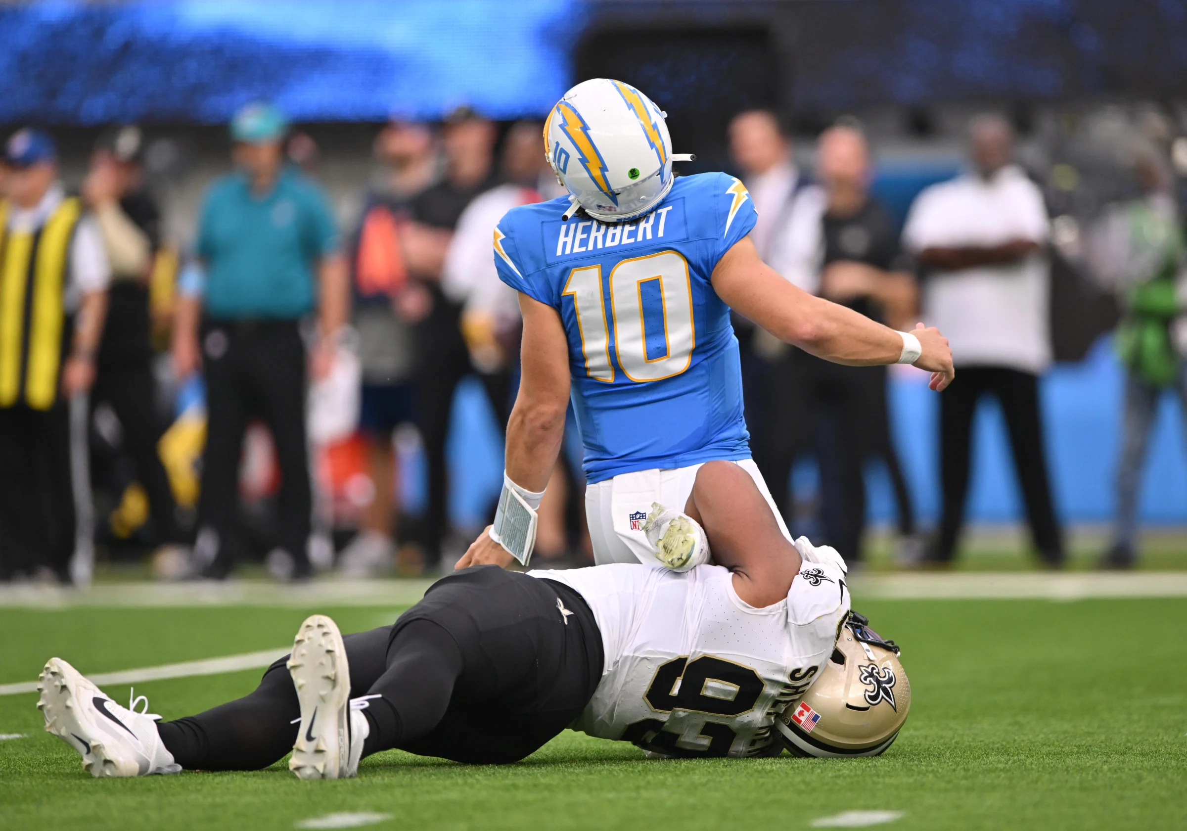 Bradley Bozeman Defends Justin Herbert in Chargers' Win Over Saints, Earning Teammates' Respect and a Game Ball