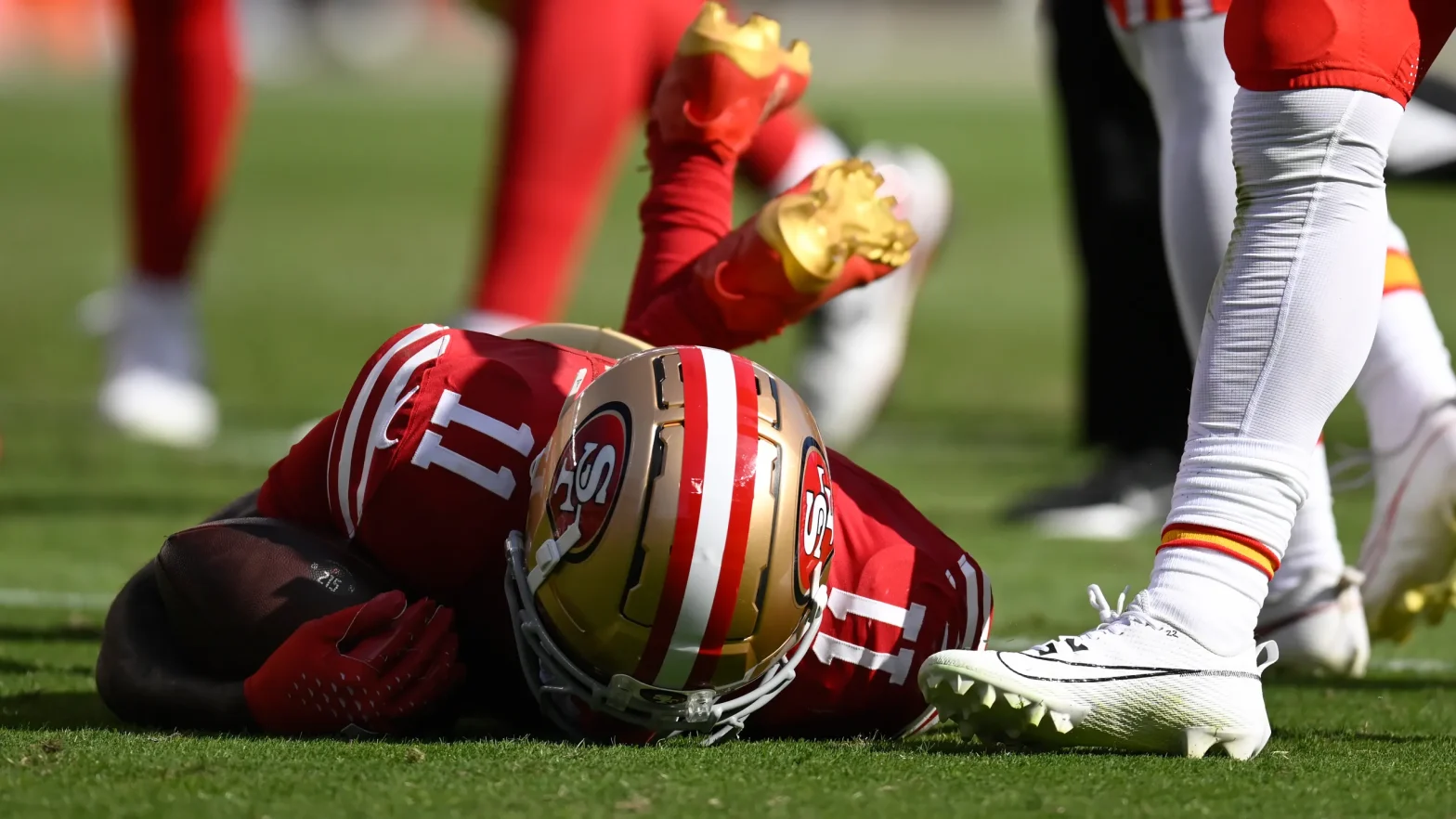 San Francisco 49ers Face Major Setbacks as Brandon Aiyuk Suffers Season-Ending Knee Injury and Deebo Samuel Hospitalized with Pneumonia