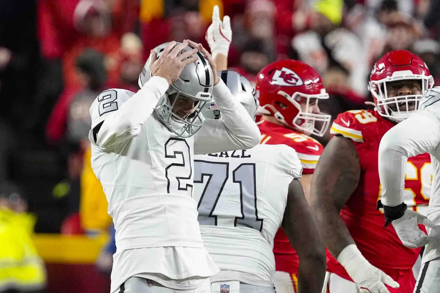 Chiefs capitalize on Raiders' botched snap in final moments, secure playoff spot with 19-17 win - Sports Al Dente