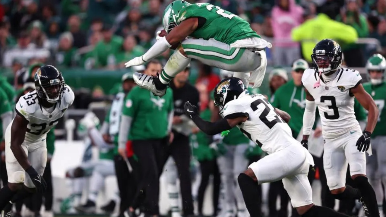 Eagles Secure 28-23 Win Over Jaguars with Saquon Barkley’s Spectacular Reverse Hurdle