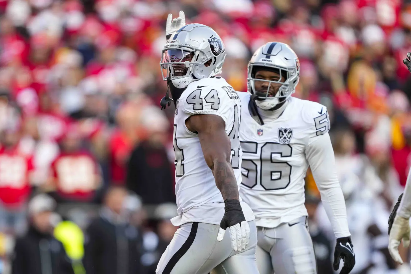 Chiefs capitalize on Raiders' botched snap in final moments, secure playoff spot with 19-17 win - Sports Al Dente