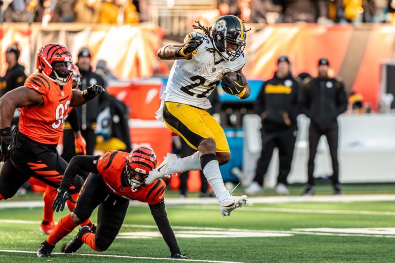 Bengals’ Playoff Hopes Fade as Defensive Woes Persist in High-Scoring Loss to Steelers