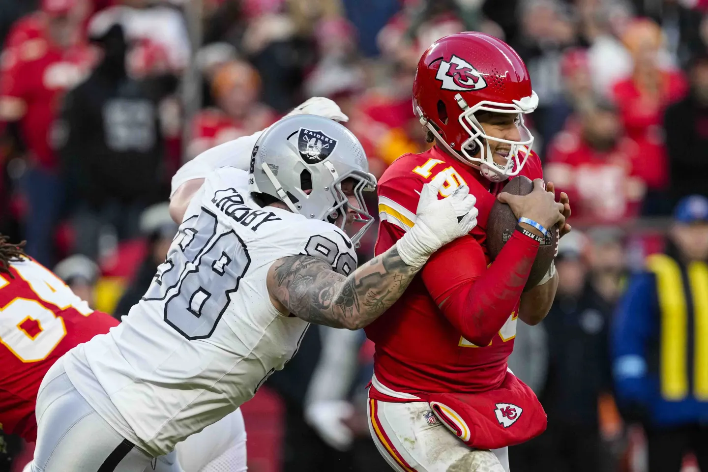 Chiefs Beat Raiders Despite Ongoing Offensive Line Issues, Focus Turns to Playoff Preparation