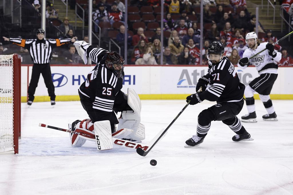 Jack Hughes Shines with Three Points as Devils Top Kings 3-1, Snapping LA’s Win Streak