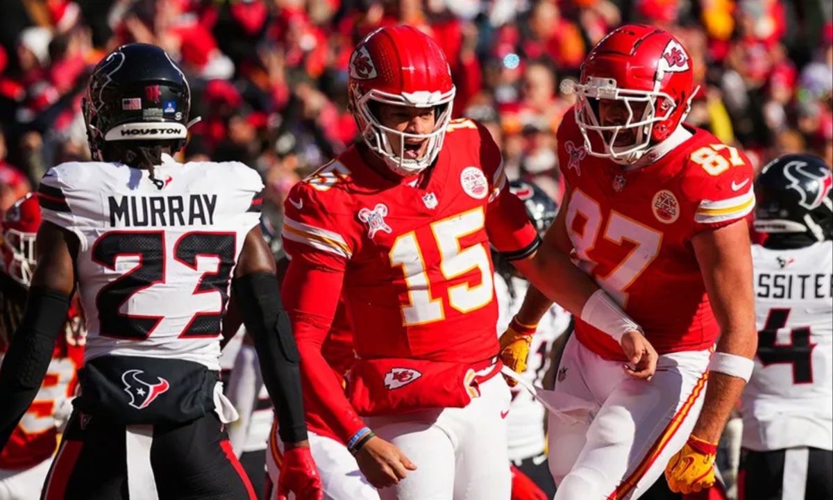 Patrick Mahomes Sets NFL Touchdown Record Before 30 Despite Late-Game Ankle Injury