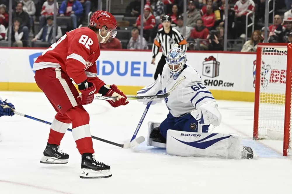 Red Wings Edge Maple Leafs 4-2 with Petry’s Two Goals and Husso’s Strong Performance