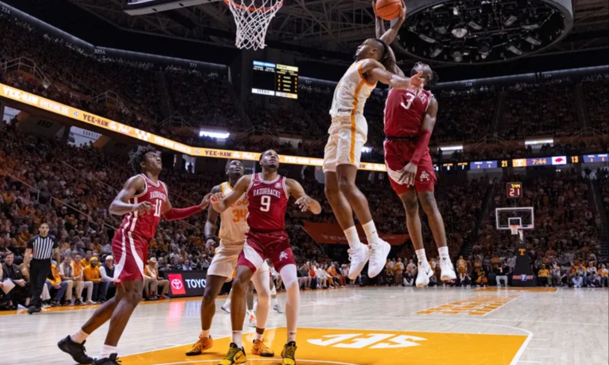 Tennessee’s Best Match of the Season Dominates Arkansas 76-52 to Tie Program’s Best Start