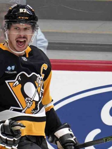 Sidney Crosby Extends Scoring Streak as Penguins Shut Out Predators 3-0