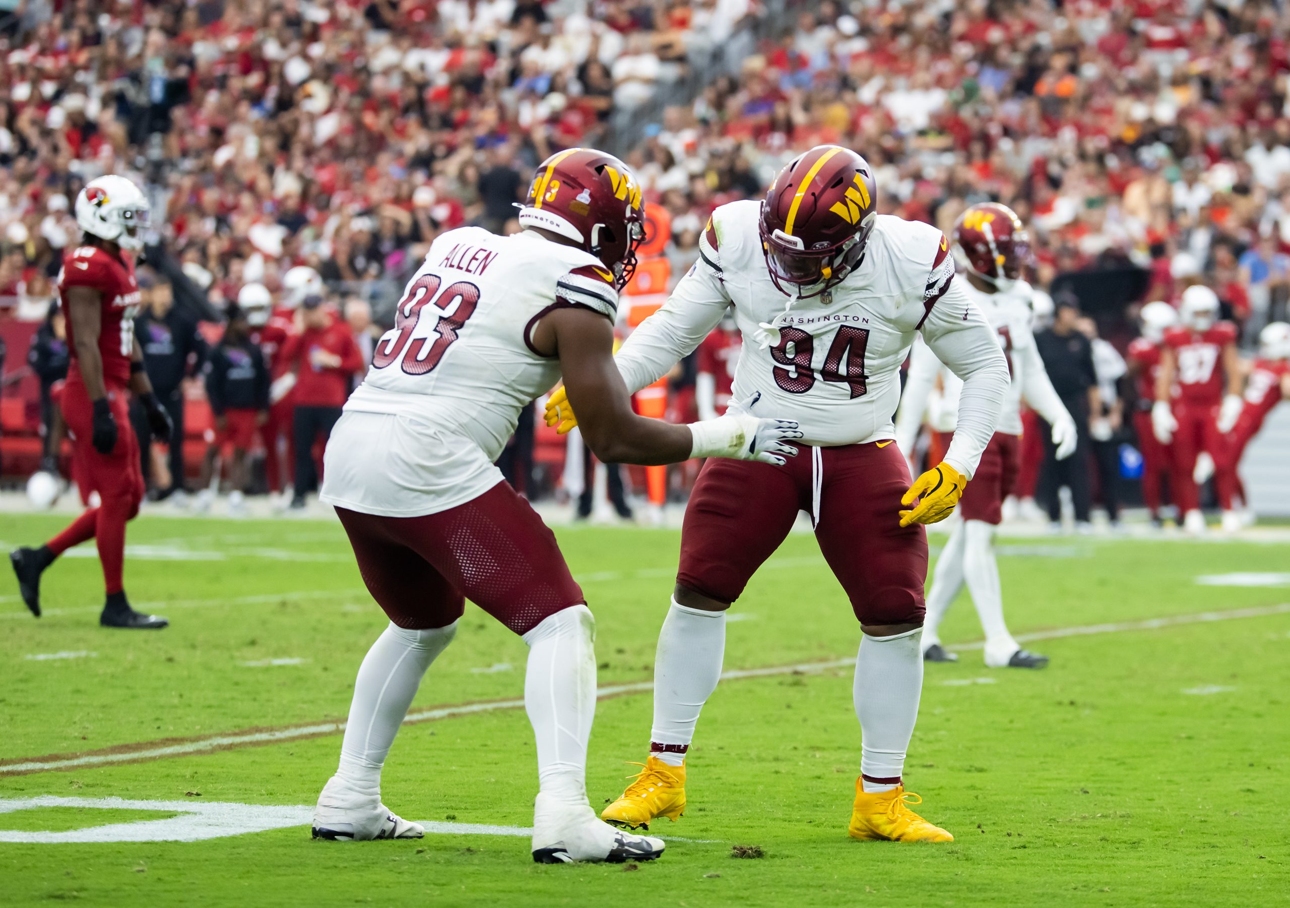 Vikings Strengthen Trenches With Key Signings to Bolster Offensive and Defensive Lines