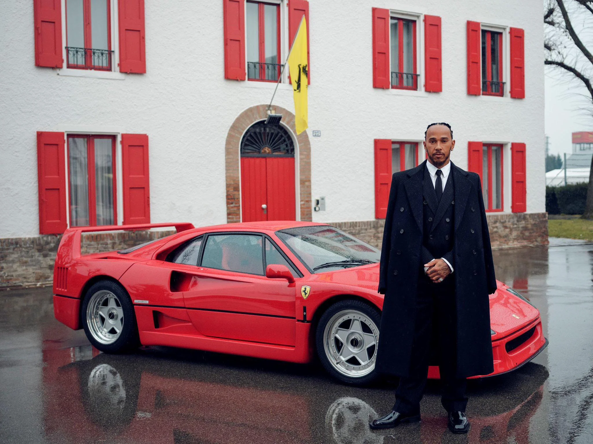 Lewis Hamilton’s Iconic Ferrari F40 Photo Marks a New Chapter and Symbolic Clash Over Tradition