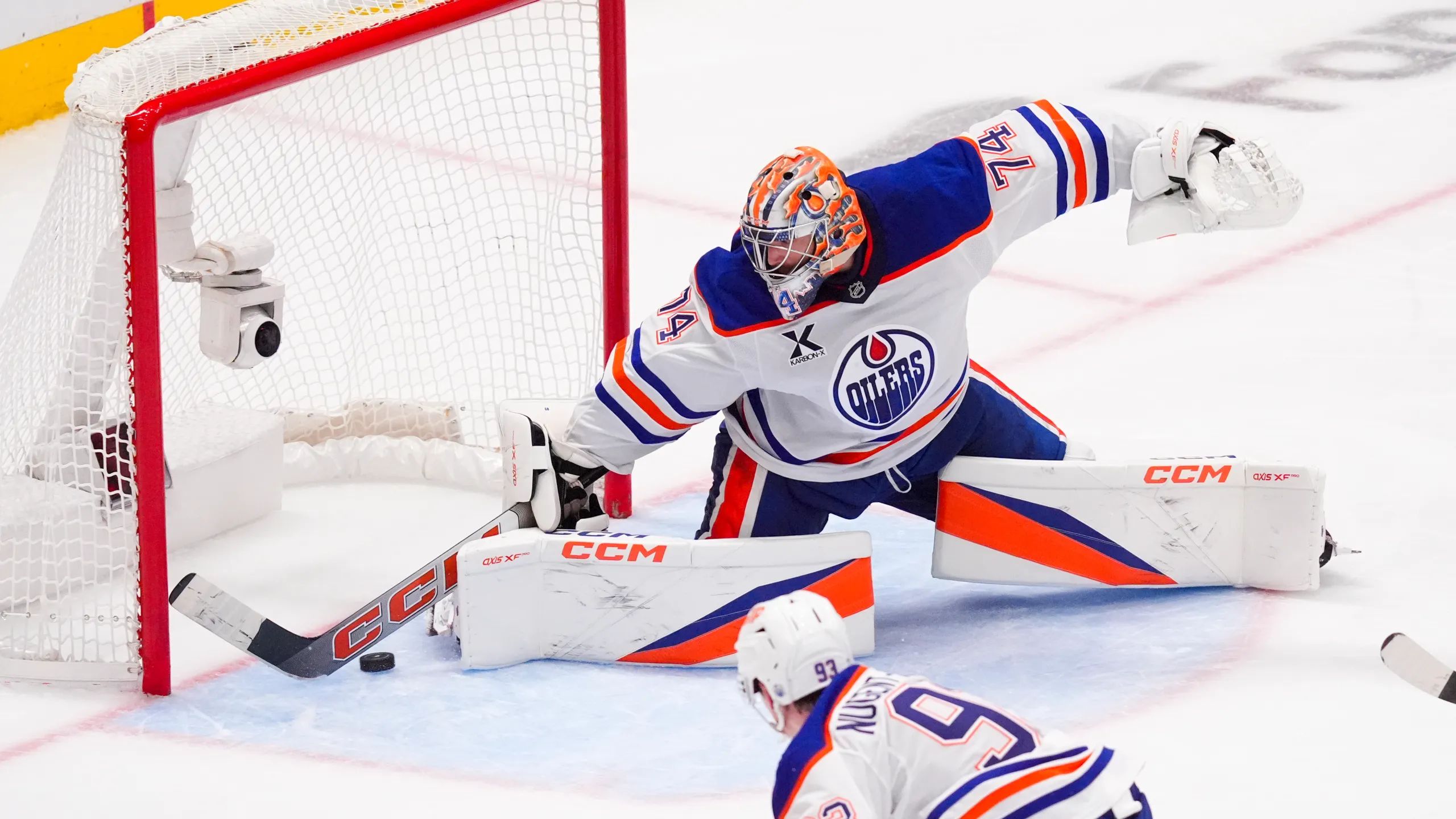 Oilers Ride Hot Goaltending Into Game 3 as Stars Battle Injuries and Power-Play Woes
