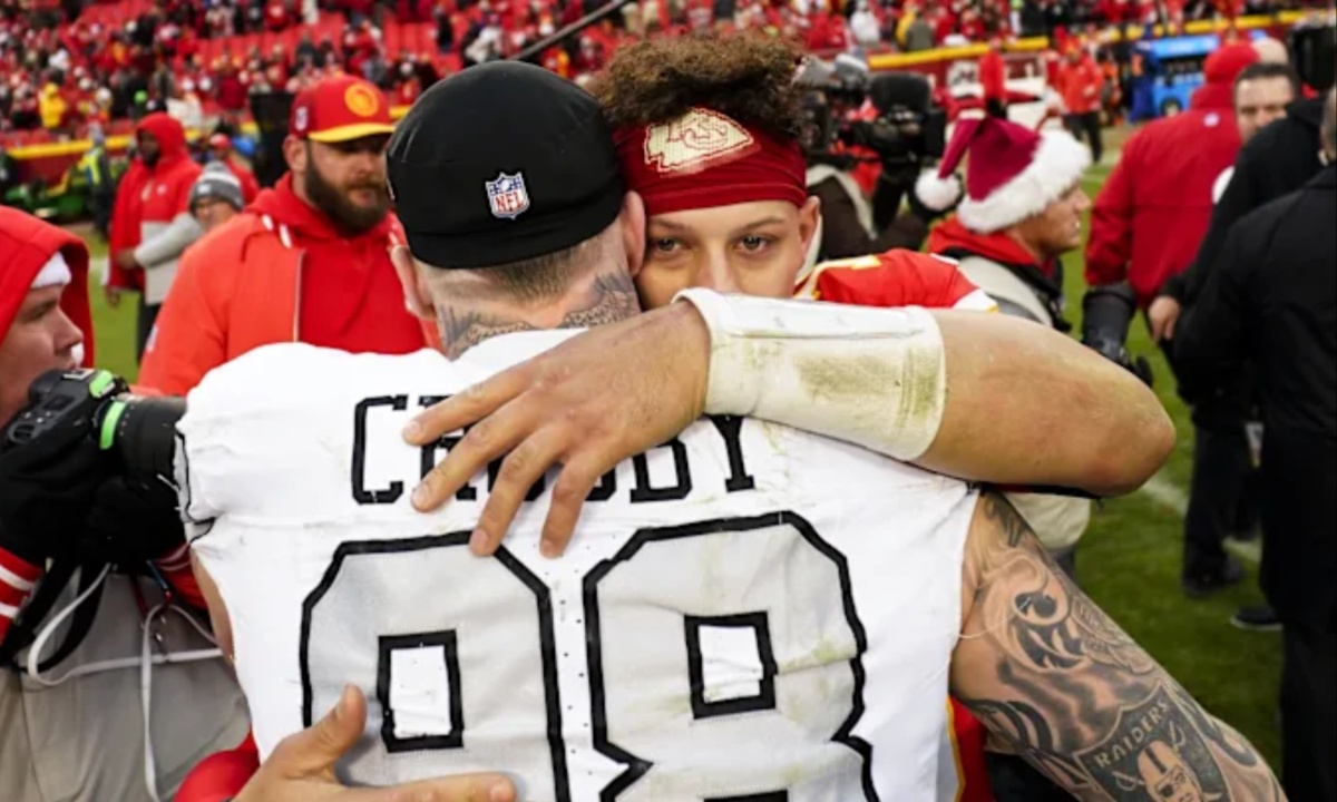 Maxx Crosby and Patrick Mahomes