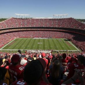 Missouri Approves Tornado Aid and Stadium Funding to Keep Chiefs and Royals from Bolting to Kansas
