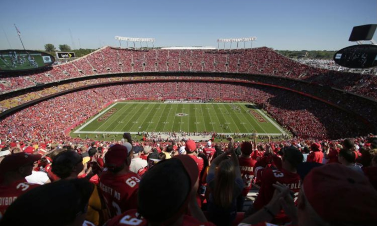 Missouri Approves Tornado Aid and Stadium Funding to Keep Chiefs and Royals from Bolting to Kansas