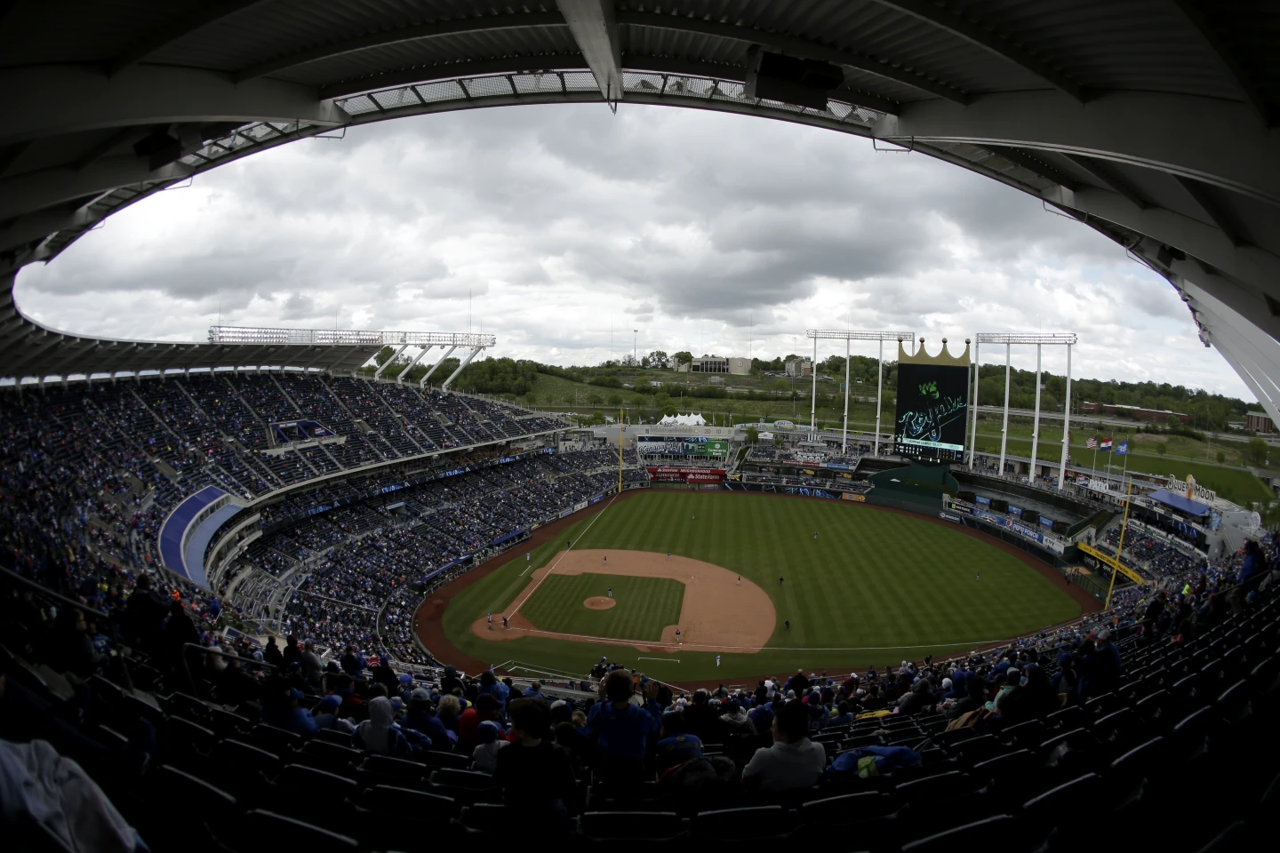 Missouri Approves Tornado Aid and Stadium Funding to Keep Chiefs and Royals from Bolting to Kansas
