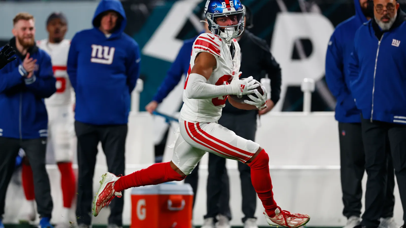 Slayton Shines, Defense Swarms as Giants Emphasize Takeaways and Chemistry in Sixth OTA Session