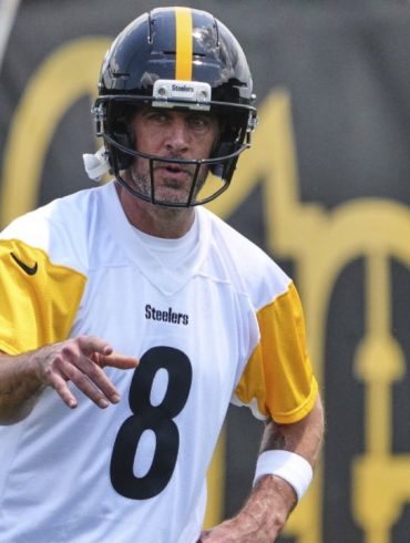 Aaron Rodgers Leads Malibu Workouts as Steelers Teammates Join Early Chemistry Push