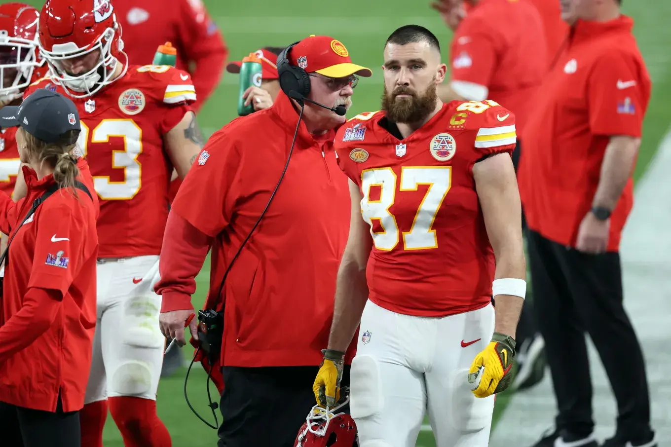 Travis Kelce’s Sideline Clash With Andy Reid Sparks Attention as Chiefs Grind Out Win Over Giants