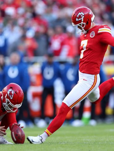 Mahomes’ Fourth-Quarter Heroics Propel Chiefs Past Colts in Overtime Thriller
