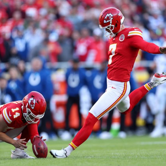 Mahomes’ Fourth-Quarter Heroics Propel Chiefs Past Colts in Overtime Thriller