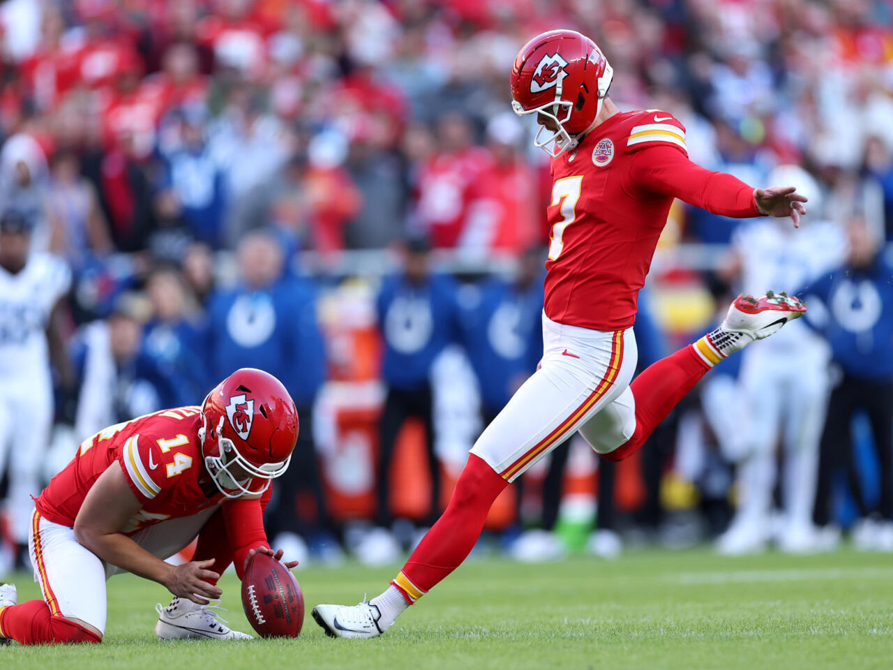 Mahomes’ Fourth-Quarter Heroics Propel Chiefs Past Colts in Overtime Thriller
