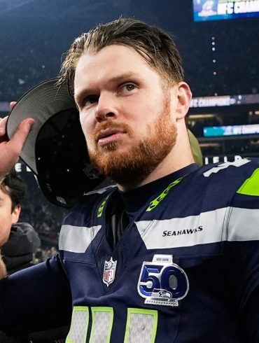 Seahawks Arrive for Super Bowl Amid Kubiak Departure, Darnold Faces Critical Transition