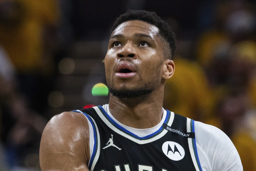 Giannis Antetokounmpo Returns to Bucks, Boosting Team Morale and Playoff Aspirations