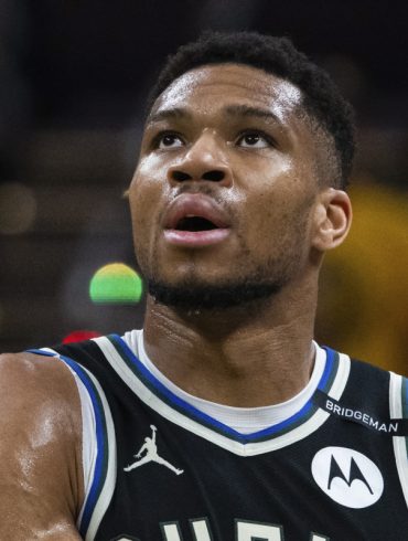 Giannis Antetokounmpo Returns to Bucks, Boosting Team Morale and Playoff Aspirations