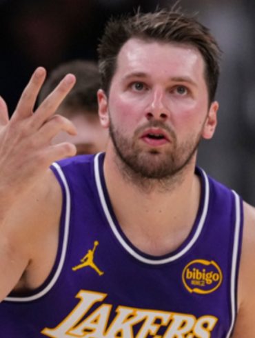 Lakers Ride Hot Streak Into Home Matchup Against Struggling Nets