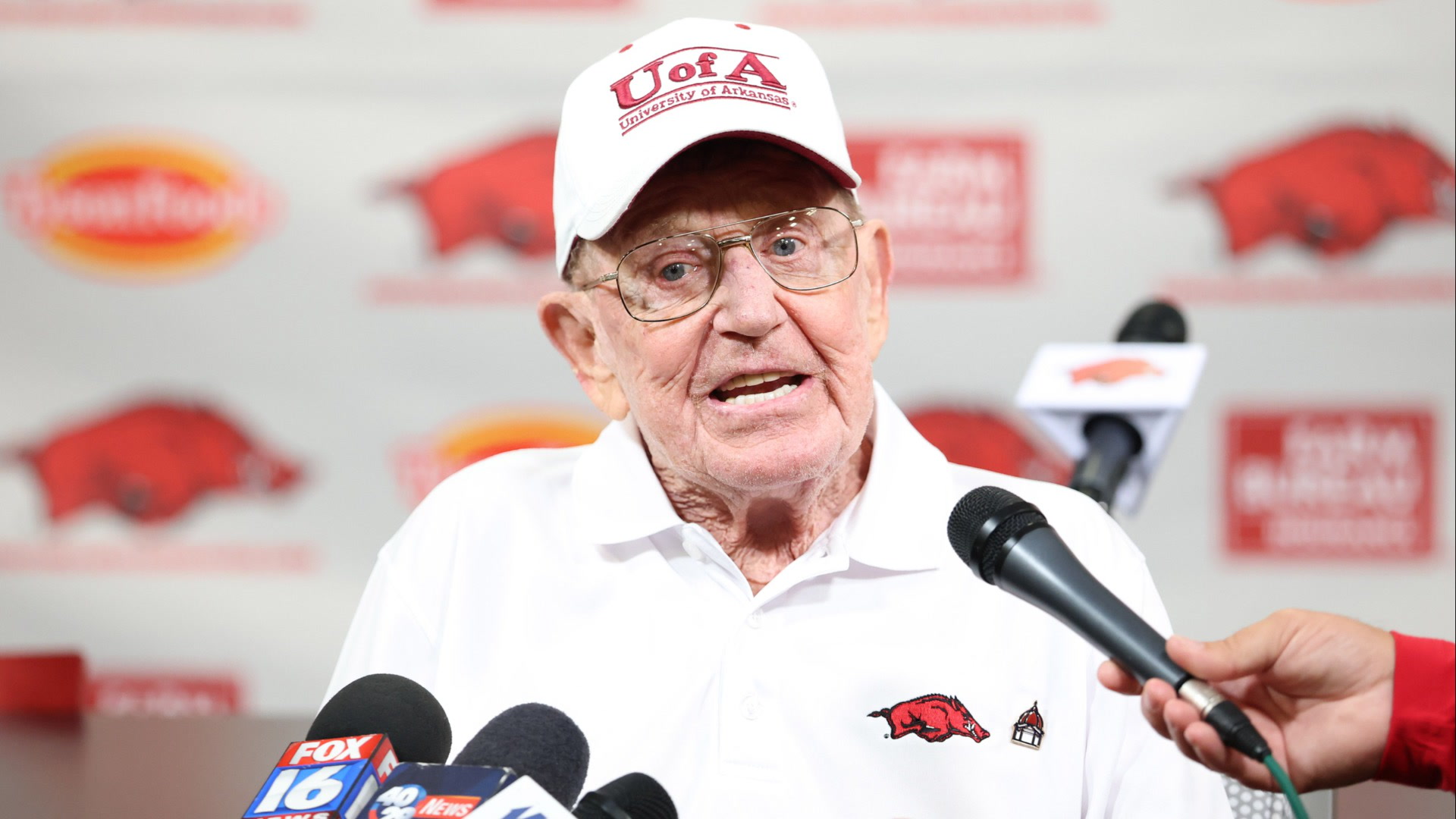 Legendary College Football Coach Lou Holtz Dies at 89, Leaving Lasting Legacy at Notre Dame and Beyond