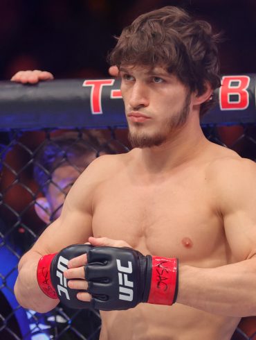 Movsar Evloev Extends Perfect Record, Emerges as Top Contender for Featherweight Title