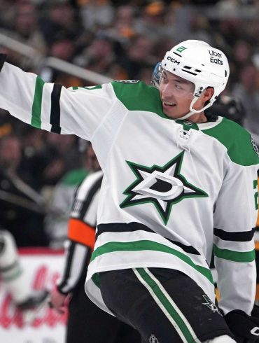 Rantanen Shines in Return as Stars Surge Past Penguins to End Skid