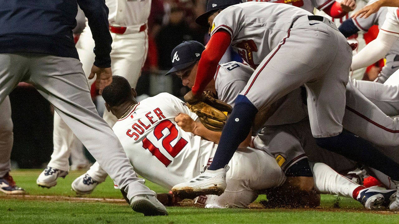 Braves Manager Walt Weiss’ Incredible Tackle on Soler Goes Viral, Impresses Falcons