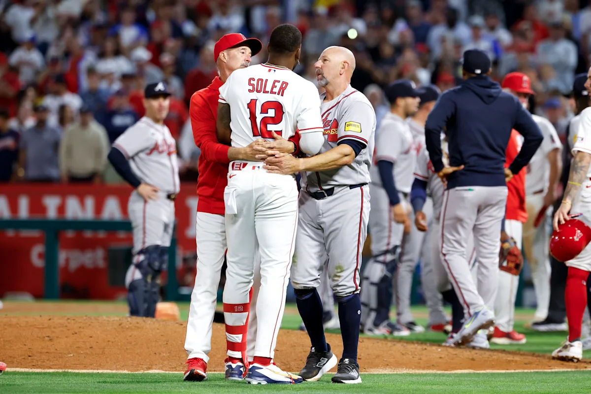 Braves Manager Walt Weiss’ Incredible Tackle on Soler Goes Viral, Impresses Falcons